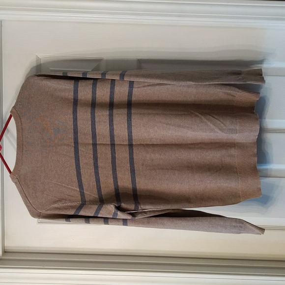 Men's sweater. Gap factory. Medium. Tan with blue stripes. - Picture 2 of 4